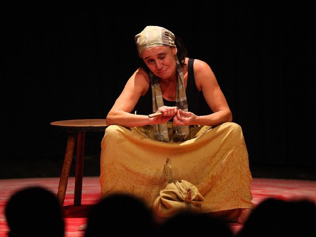 Peça gira em torno de uma empregada contratada para cuidar dos cães de estimação dos participantes de uma grande festa | Divulgação