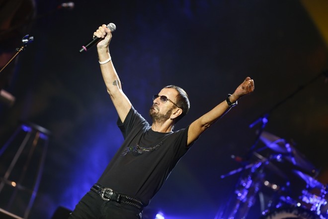 Com os clássicos, Ringo conseguiu levantar a plateia do Teatro Positivo |