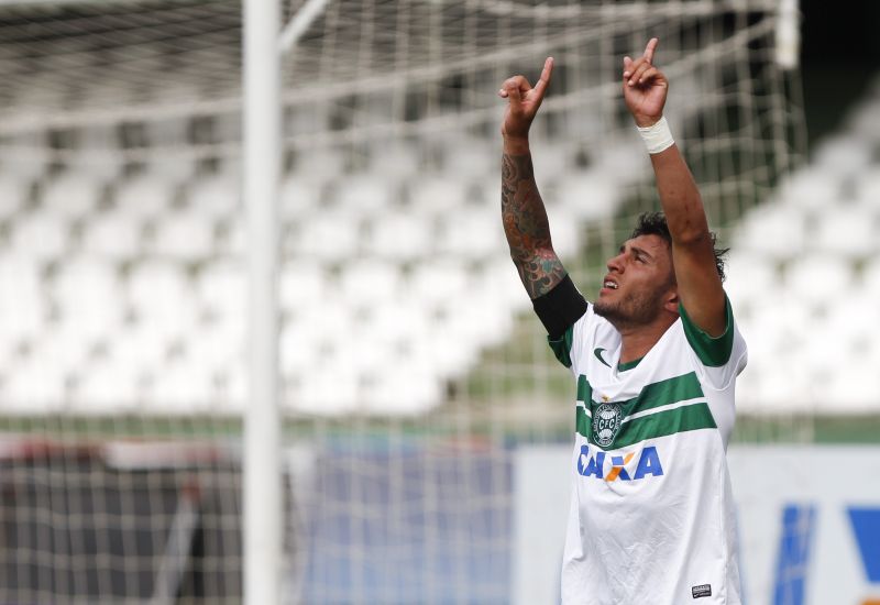Thiago Primão comemora o gol da vitória do Coxa sub-20 sobre o Londrina no Couto Pereira | Daniel Castellano / Gazeta do Povo