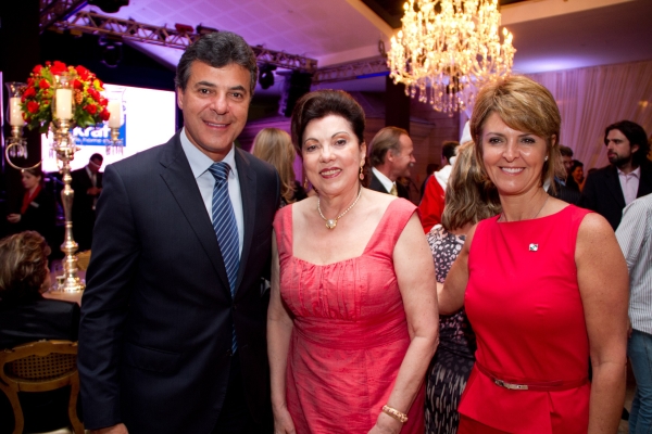 O Natal Encantado, que brindará crianças dos programas sociais do governo do Paraná, tem abertura dia 19 de novembro, no Castelo do Batel. Mentores do evento, o governador Beto Richa, a secretária da Criança, Fernanda Richa, e Vera Lupion, ao centro | Igor Kosiski