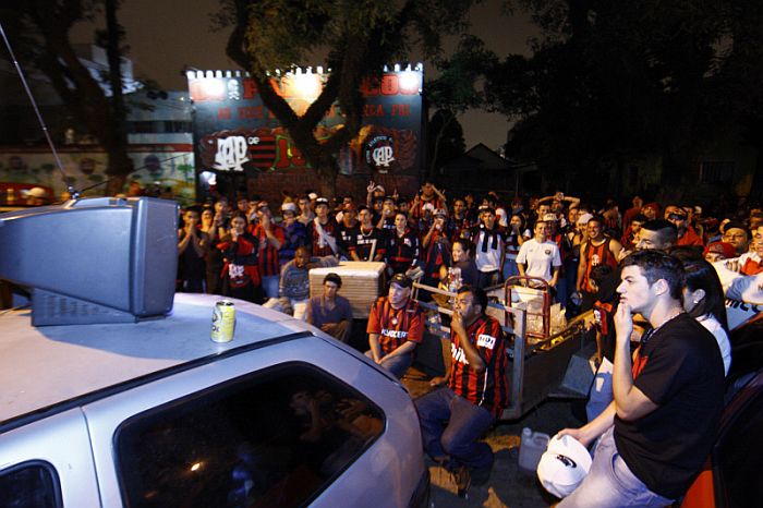 Torcida do Atlético assiste a final da Copa do Brasil em frente a sede da organizada Os Fanáticos | Hugo Harada/ Gazeta do Povo