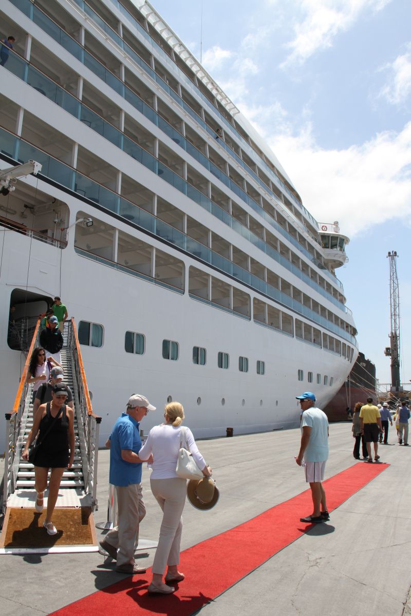 Navio Seabourn Quest atracou ontem para abastecer | Sandra Terena/Especial para a Gazeta do Povo