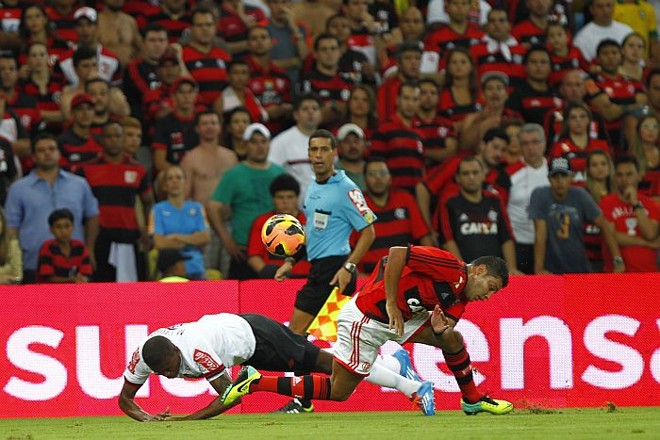 Marcelo e André Santos dividem a bola na decisão da Copa do Brasil | 