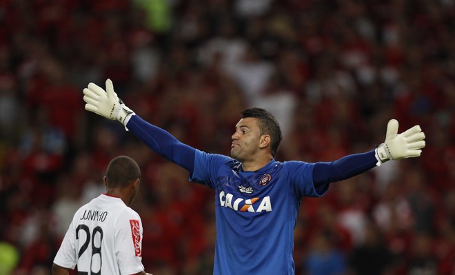 Weverton gesticula com Juninho: volante voltou a ser usado na lateral-direita | 