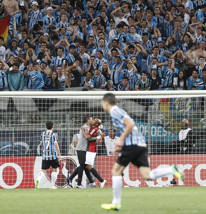 Weverton abraça Luiz Alberto após zagueiro salvar em cima da linha a única finalização gremista, chute de Barcos, que superou o goleiro atleticano | 