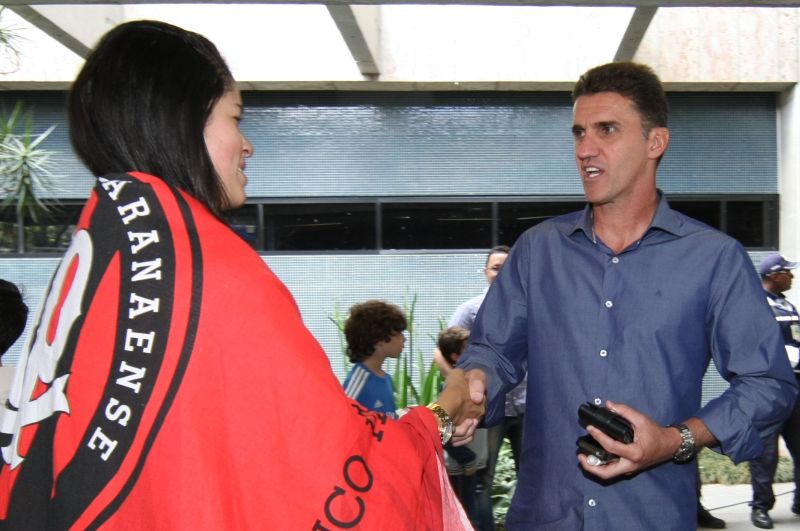Atlético recebeu apoio da torcida no desembarque em Curitiba | Aniele Nascimento/ Gazeta do Povo