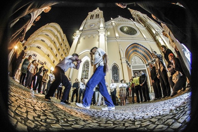 Roda de Capoeira Angola em frente à catedral de Curitiba |