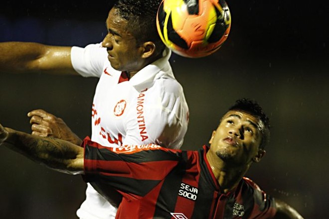 Jorge Henrique, do Internacional, e o atleticano Leo disputam a bola no alto | 