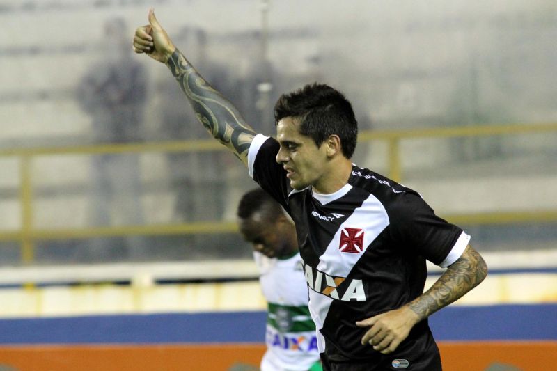 Edmílson comemora o primeiro dos dois gols contra o Coritiba de Geraldo (ao fundo) | Celso Avila/ Folhapress