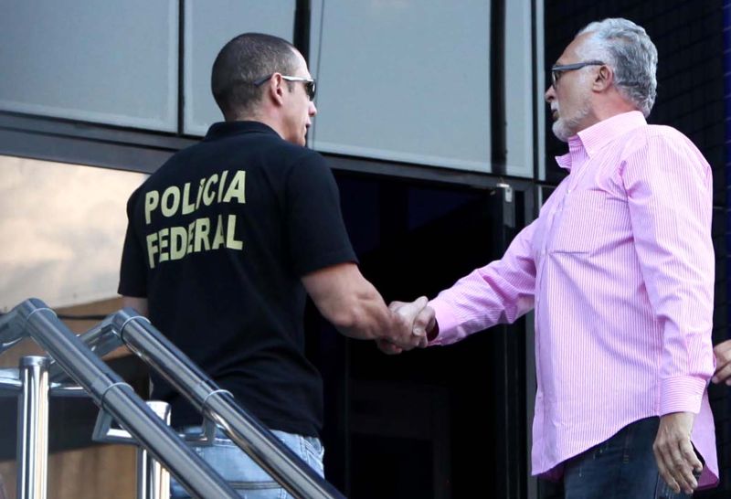 O deputado federal e ex-presidente do PT José Genoino se apresenta na sede da Polícia Federal em São Paulo | Renato Ribeiro Silva / Folhapress