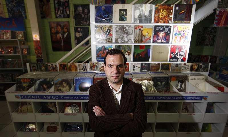 Molina em meio a discos de vinil do Sebo Leitura: história do rock nacional está viva nesse tipo de comércio | Jonathan Campos/ Gazeta do Povo
