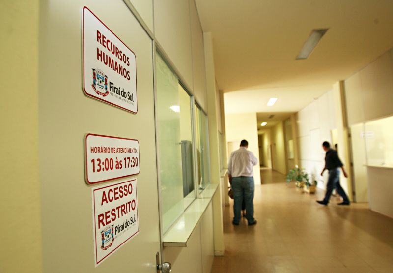 Corredor da prefeitura de Piraí do Sul: necessidade de cortar R$ 1 milhão | Josué Teixeira/ Gazeta do Povo