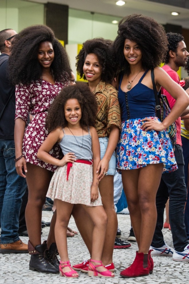 O protesto reuniu cerca de 200 pessoas no Centro de Curitiba. Entre elas, as garotas orgulhosas do estilo afro |