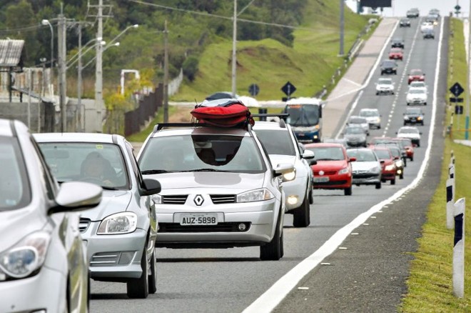 Volta das praias pela BR-277, no fim da tarde de ontem: dose extra de paciência | Hugo Harada/Gazeta do Povo