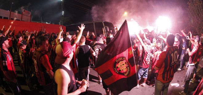 Torcedores recepcionaram o ônibus atleticano com sinalizadores e faixas |