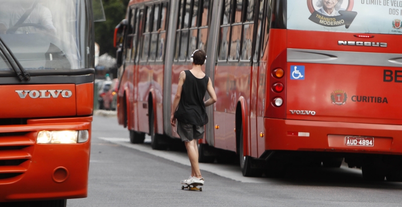 Como os ciclistas: falta de espaços específicos faz usuários do skate utilizarem as canaletas | Daniel Castellano/ Gazeta do Povo