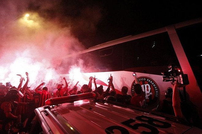 Ônibus do Atlético foi recebido com festa pela torcida na Vila Capanema |