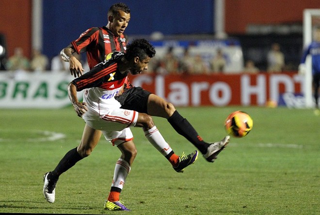 Léo Moura e Pedro Botelho disputam jogada na lateral do campo | 