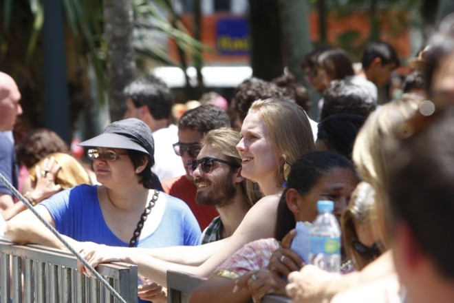 Com suas músicas alegres e dançantes, o cantor gauchesco abriu o último dia de apresentações no palco da praça Carlos Gomes | 