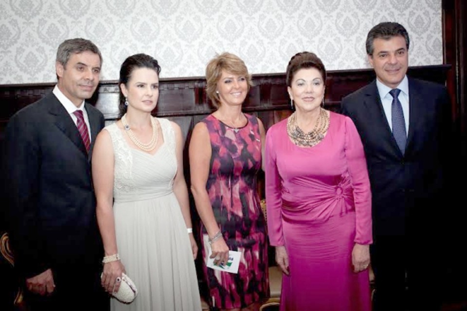 Na abertura do Natal Encantado, no Castelo do Batel, Marcelo e Danielle Lupion, Fernanda Richa, Vera Lupion e o governador Beto Richa, mentores do evento | Iko Eventos