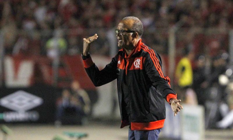 O técnico do Flamengo, Jayme de Almeida, durante o primeiro jogo da final da Copa do Brasil, na Vila Capanema | Daniel Castellano / Gazeta do Povo