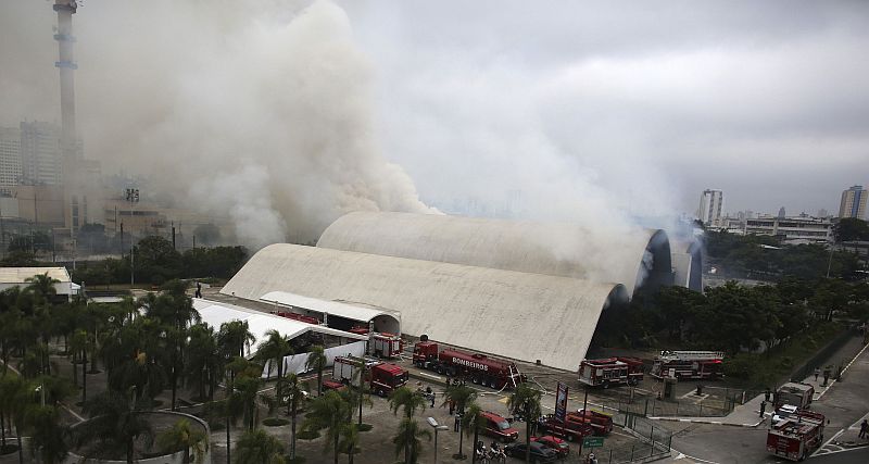 Pelo menos 27 viaturas do Corpo de Bombeiros foram enviadas ao local: quatro bombeiros ficaram feridos no combate ao incêndio | REUTERS/Nacho Doce