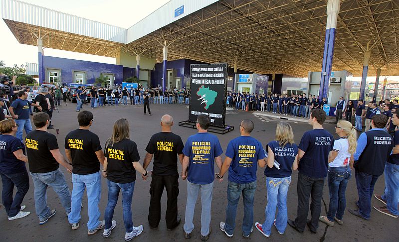 Servidores federais protestaram na Ponte da Amizade contra os baixos investimentos no setor de segurança pública na fronteira | Kiko Sierich/Agência de Notícias Gazeta do Povo