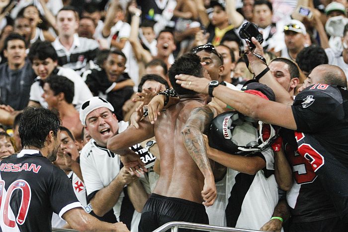 André comemora com a torcida depois de marcar o gol de empate contra o Santos. | Rudy Trindade / Folhapress