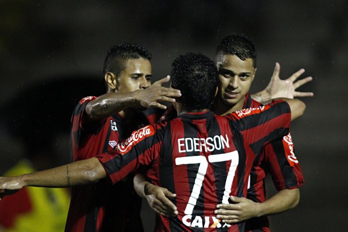 Everton, Ederson e Dellatorre comemoram gol na vitória do Atlético contra o Inter. Trio de ataque atleticano perdeu boas chances na partida | Albari Rosa/Agência de Notícas Gazeta do Povo