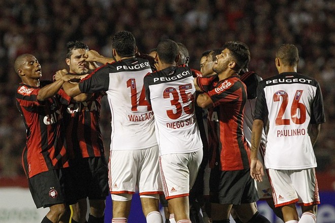 O clima esquentou no segundo tempo, com jogadores trocando empurrões | 