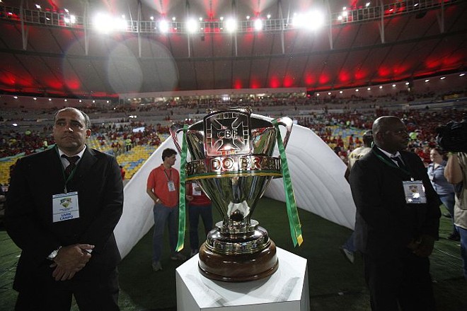 A Copa do Brasil que será entregue ao campeão já aguarda ao lado do gramado do Mario Filho | 
