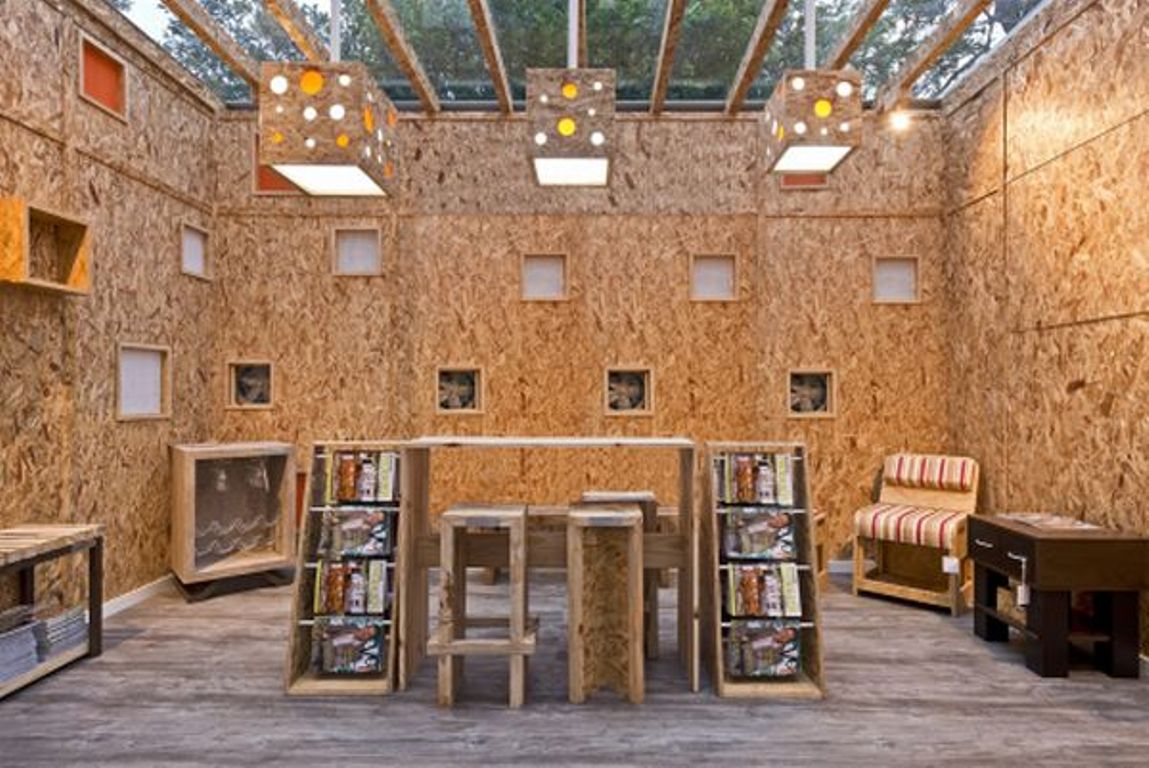 Ambiente criado por Carlos Ilhenfeldt é decorado por móveis feitos com painéis de lascas de madeira. | Marcelo Stammer / PUCPR