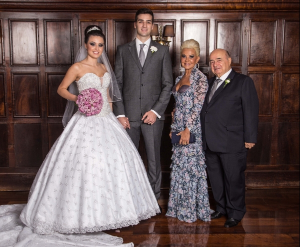 Os noivos Paloma Chaves e Luiz Felipe Malucelli com o casal Meg e Juan Finger na festa de seu casamento no Graciosa Country Club | Jader da Rocha