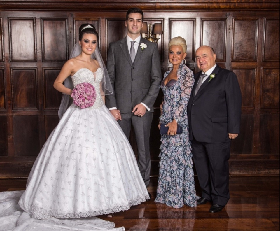 Os noivos Paloma Chaves e Luiz Felipe Malucelli com o casal Meg e Juan Finger na festa de seu casamento no Graciosa Country Club | Jader da Rocha