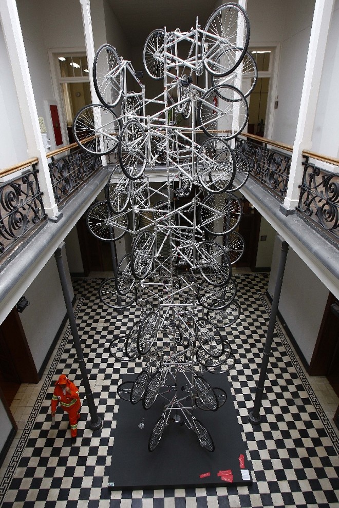 Very Wao, Ai Wei Wei: É a oportunidade para poder ver uma obra do cultuado artista chinês na cidade, cuja posição política também chama atenção: é crítico do governo de seu país e da falta de liberdade de expressão, e chegou a ser preso por dois meses em 2011. A instalação com bicicletas feita com a marca mais popular na China (Forever) está no centro do prédio da Secretaria de Estado da Cultura (Seec), e impressiona pela dimensão (tem sete metros de altura e chegou para a Bienal pelo Porto de Paranaguá). O espectador também encontrará uma análise sucinta da curadoria, o que ajuda na interpretação da obra. Aliás, esse é um cuidado que a Bienal teve este ano: colocar mais informações sobre os artistas ao lado dos trabalhos. Além disso, monitores estão à disposição na CAM e no Solar do Barão de terça a sexta-feira e nos fins de semana | 