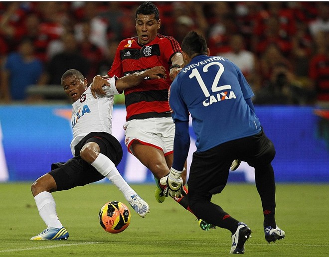 Weverton parte para fazer a defesa em lance disputado por André Santos e Manoel | 