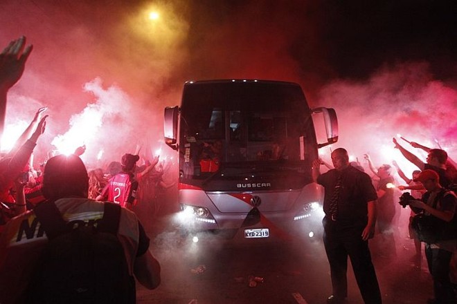 Ônibus da delegação atleticana é recpecionado pela torcida |
