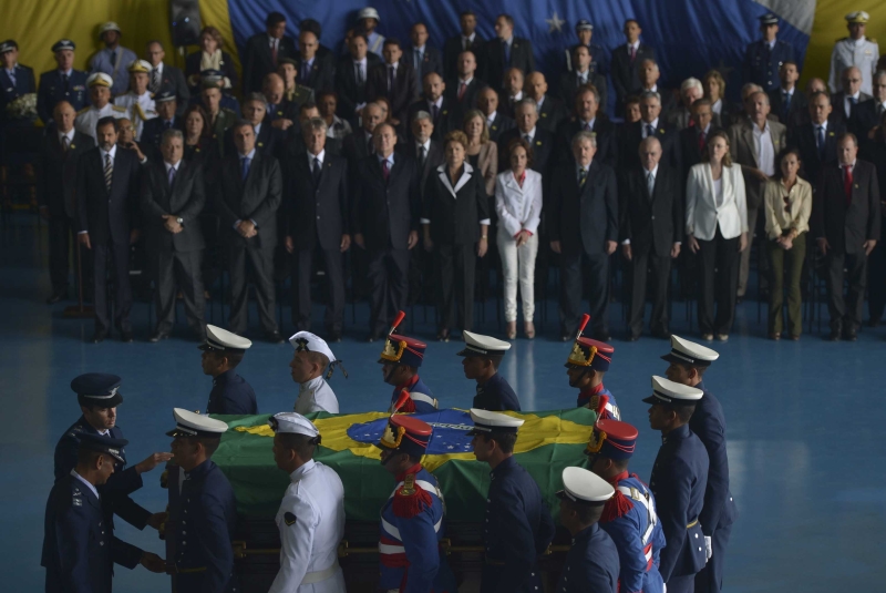 Esquife do ex-presidente é carregado por militares: diversas autoridades acompanharam a cerimônia em Brasília | Marcello Casal Jr/Agência Brasil