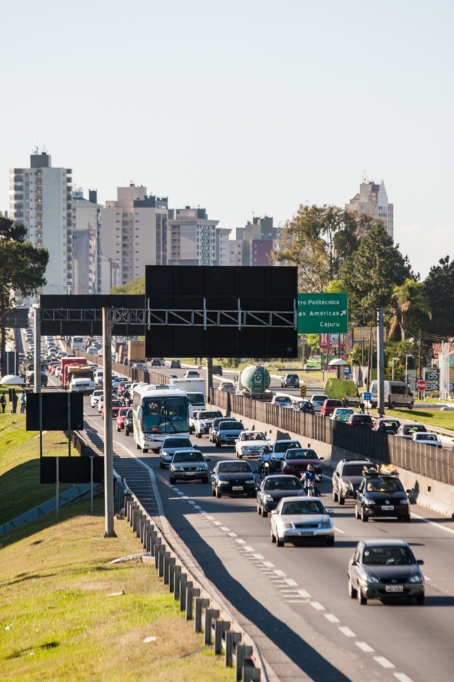 Saída de Curitiba para as praias na tarde de ontem: movimento alto e obras na pista |