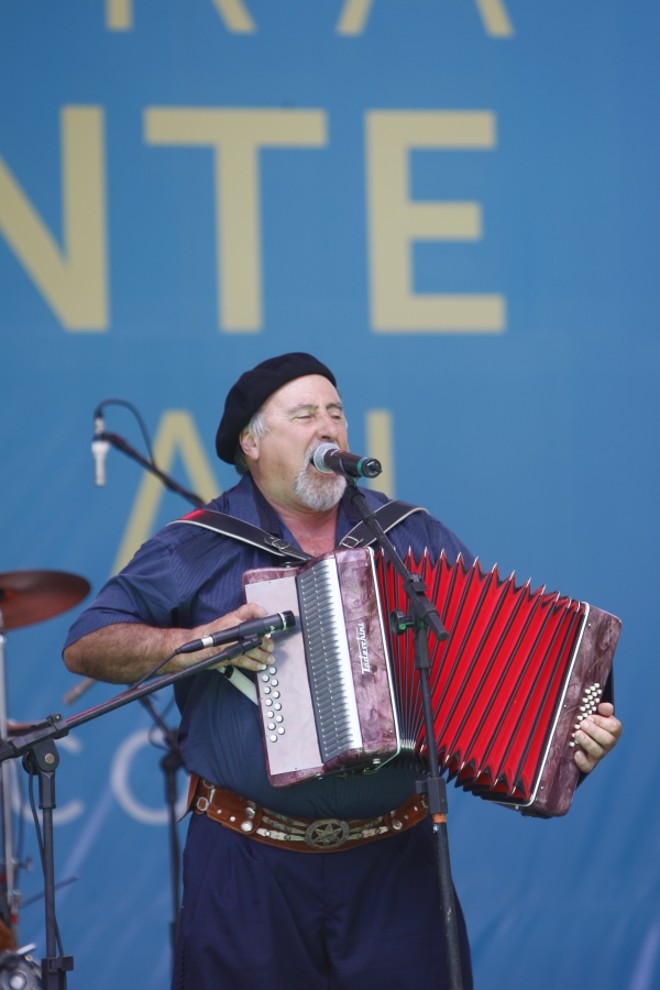 Com suas músicas alegres e dançantes, o cantor gauchesco abriu o último dia de apresentações no palco da praça Carlos Gomes | 