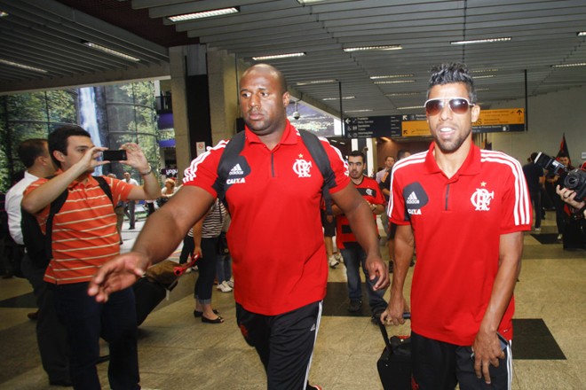 Léo Moura foi um dos jogadores do Flamengo mais festejados pelos cerca de 50 torcedores que vieram recepcionar a equipe no Afonso Pena |