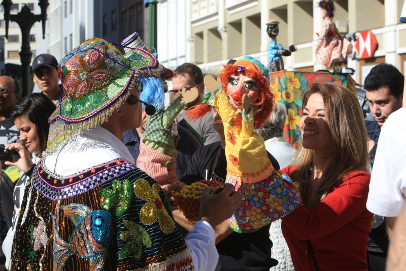 O festival foi aberto ontem com um cortejo do grupo Mundaréu na Rua XV de Novembro | Aniele Nascimento / Gazeta do Povo