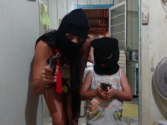 Câmera que mostra crianças apontando armas de fogo seria produto de roubo. Adulto e menor de idade estão detidos | 19º BPM/Polícia Militar