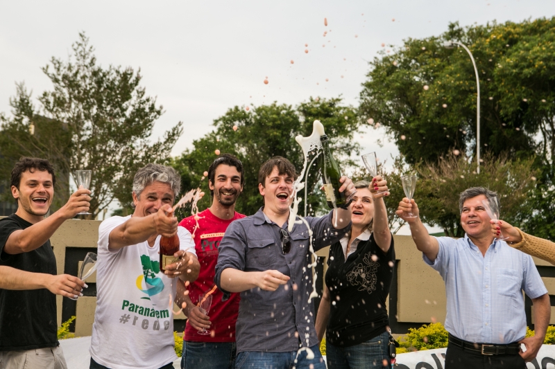 Mesmo reduzido, o grupo que comemorou o afastamento de Fabio Camargo levou faixas e garrafas de sidra | Brunno Covello/Agência de Notícias Gazeta do Povo