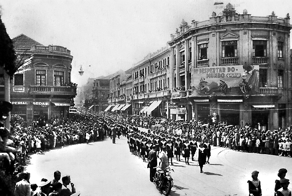 Avenida João Pessoa e Rua XV de Novembro. Alunas do Colégio Cajuru desfilam noDia da Raça, em 4 de setembro de 1940 | Acervo Cid Destefani