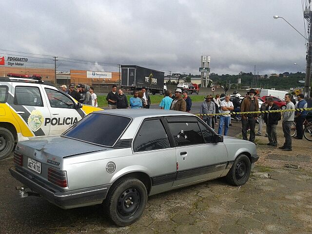 Moto encostou ao lado direito e disparou diversas vezes contra os passageiros do carro, na BR-376, em São José dos Pinhais | Aniele Nascimento / Agência de Notícias Gazeta do Povo