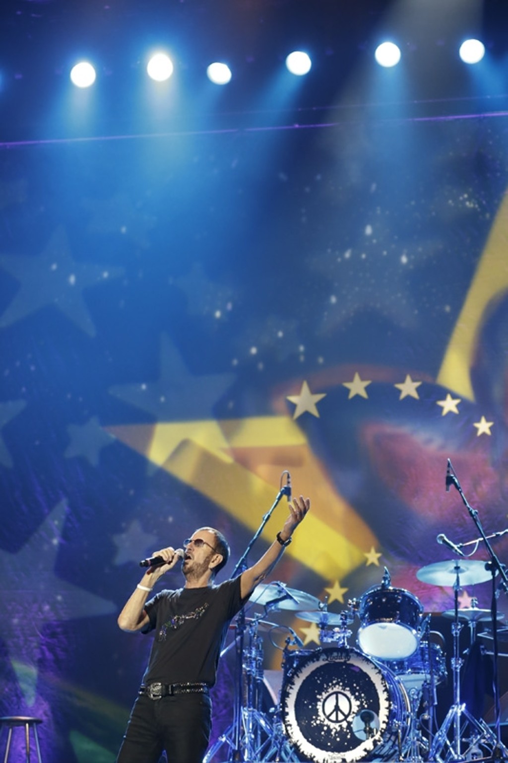 Ringo Starr faz plateia vibrar com antigas canções dos Beatles no