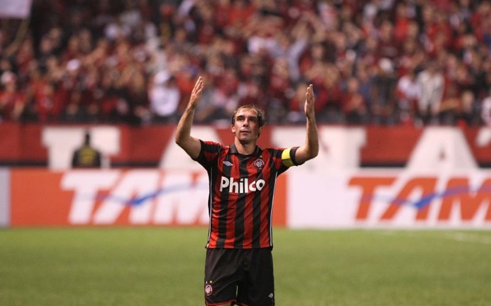 Paulo Baier cumprimenta a torcida rubro-negra | Pedro Serápio/ Gazeta do Povo