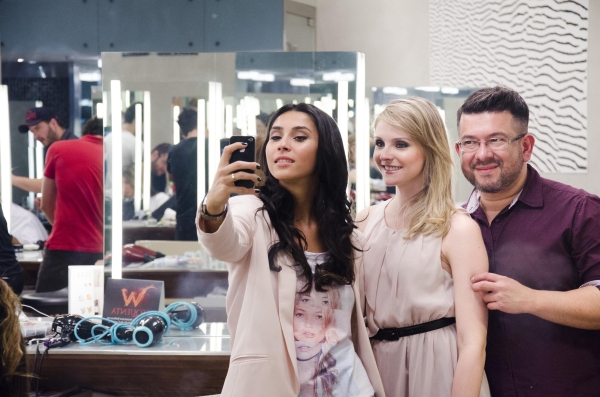 No coquetel em comemoração do primeiro ano do W Crystal, sábado, Daniele Mello e a gerente de relacionamento do salão, Ana Paula Cançado Stephanes, conferem o visual produzido pelo profissional Daniel Brazil | Mariana Lima