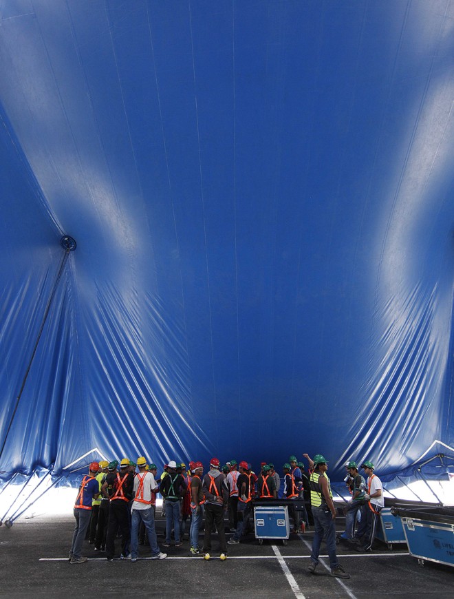 Ao redor da tenda principal, outras menores são montadas para abrigar os artistas, área vip, escritórios, cozinha e escola, formando a chamada Vila |